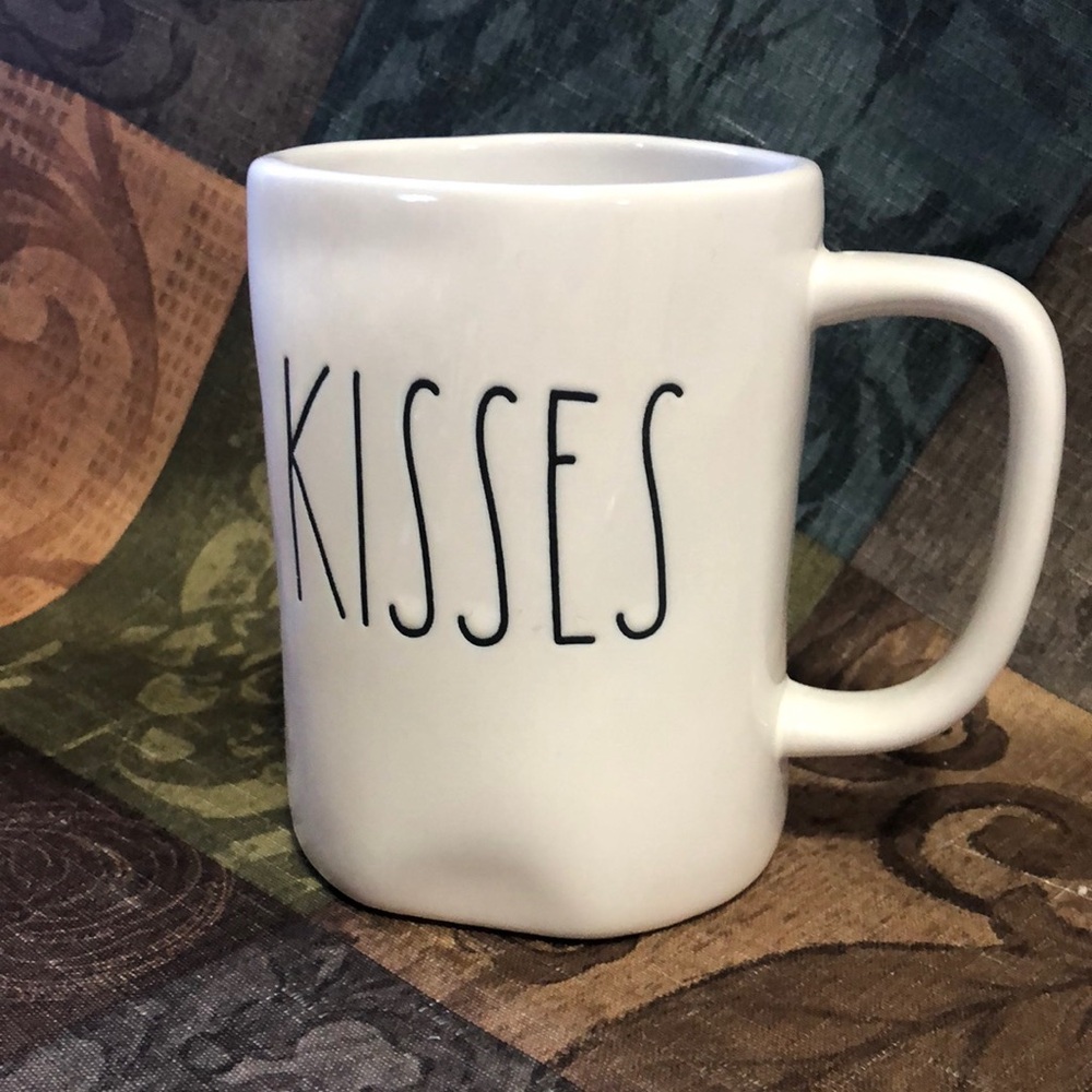 🛍️2/$20🛍️EUC Rae Dunn Ceramic Mug 'KISSES'